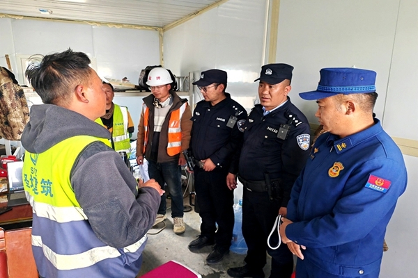 措美县公安局哲古镇派出所开展 警消联动除隐患 筑牢安全“防火墙”.jpg
