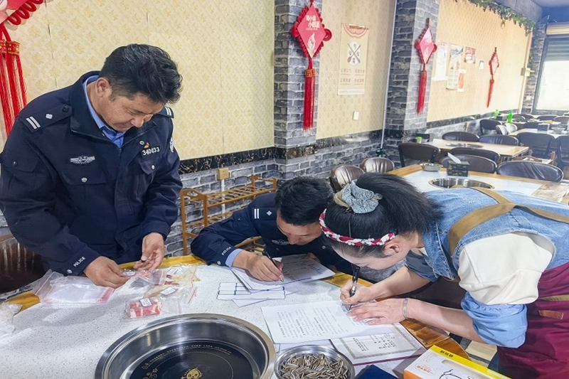 措美县公安局联合相关职能部门集中开展肉制品抽检专项行动1.jpg