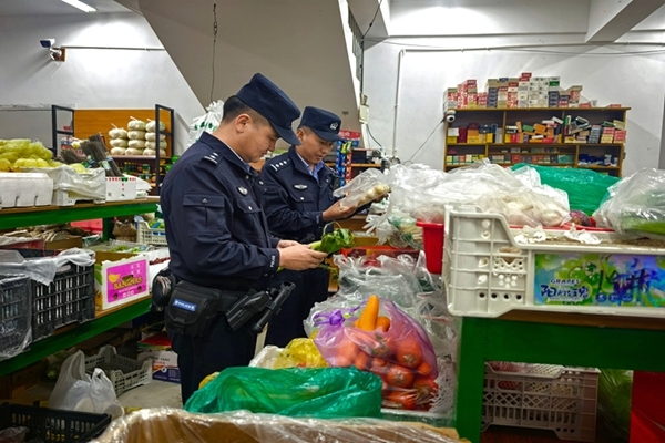 措美县公安局乃西乡派出所深入辖区开展食品安全专项检查工作2.jpg