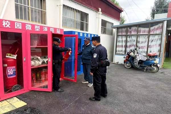 措美县公安局措美镇派出所组织民辅警开展开学前校园安全检查.jpg