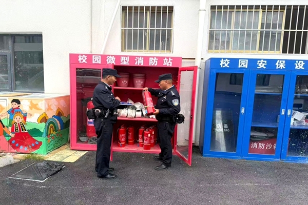措美县公安局措美镇派出所组织民辅警开展开学前校园安全检查2.jpg