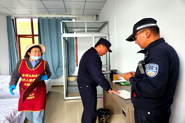 措美县公安局哲古镇派出所开展辖区旅馆业安全检查.jpg